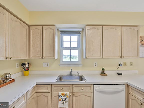 5th image of 620 Radford Ter NE