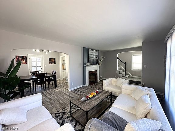 2nd image of 1073 Argonne Rd