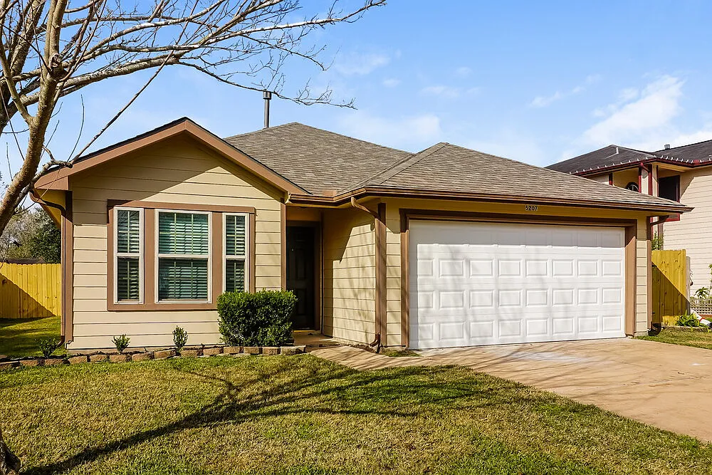 3 bed, 2.0 bath, 1474 sqft, $1,800 — Photo 1