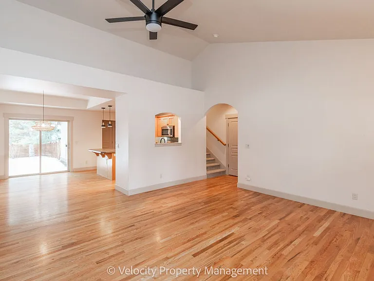 2469 NW Sacagawea Ln — Photo 4