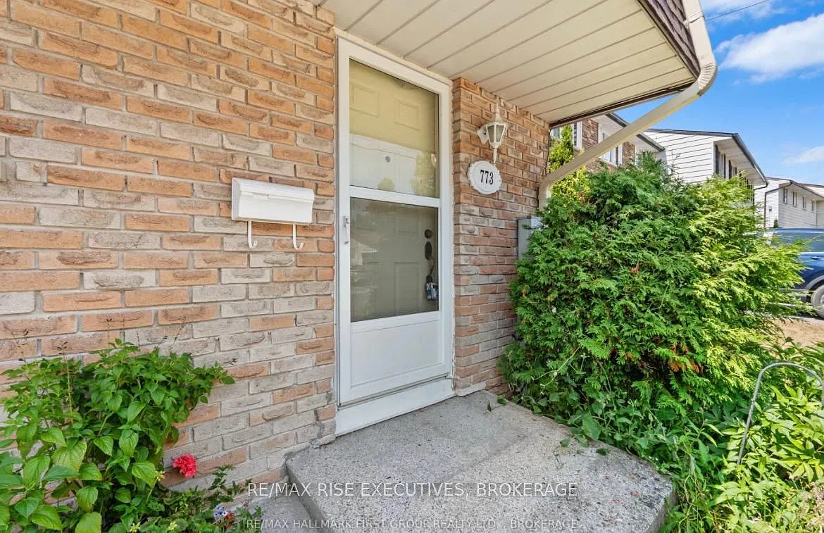 3 bed, $2,400 — Photo 4