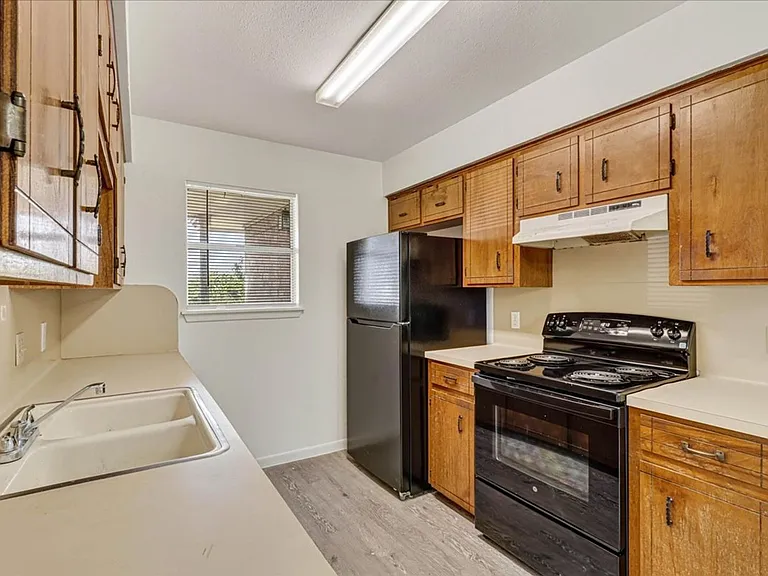 1622 La Joya St — Photo 17