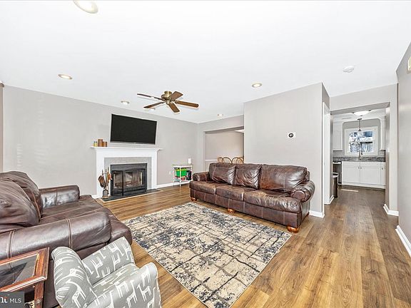 3rd image of 10747 Edgewood Ct