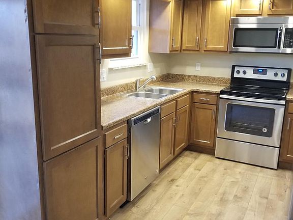 2nd image of 5 Maplewood Dr APT 8