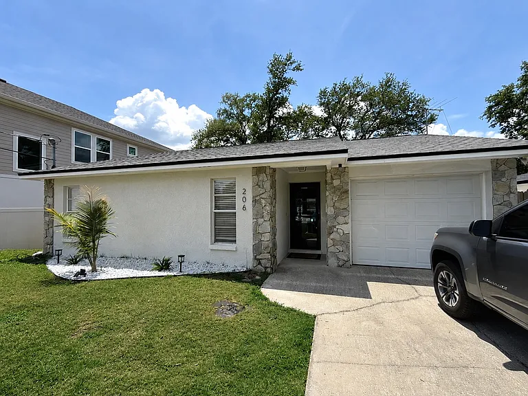 206 N Beverly Ave — Photo 1