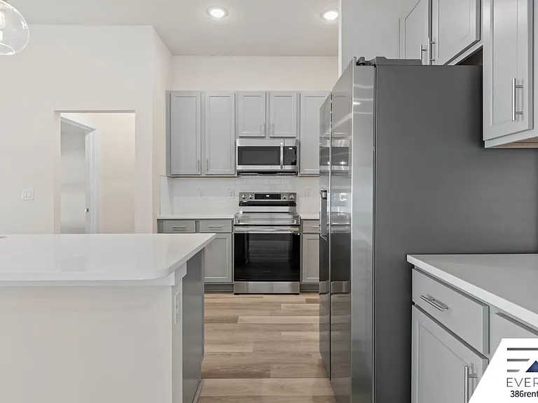 71 Point Of Woods Dr — Photo 14