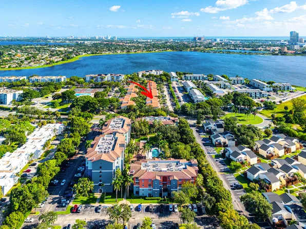 616 Executive Center Dr APT 206, West Palm Beach, FL 33401