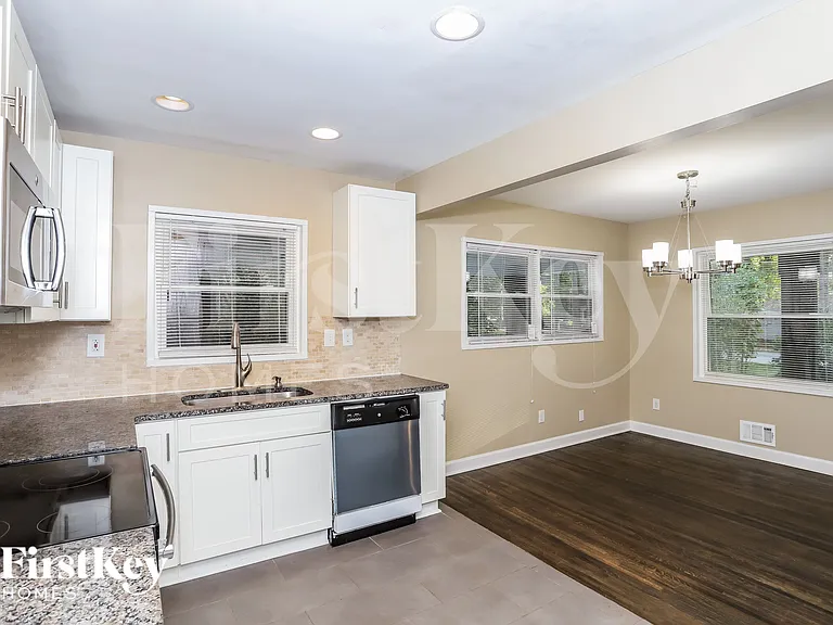 1855 Shamrock Dr — Photo 7