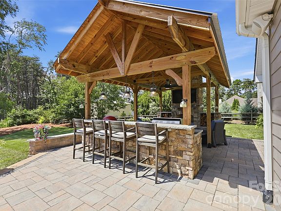 4th image of 304 Stutts Rd #451