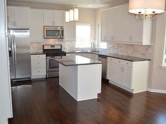 4th image of 764 E Thornwood Dr