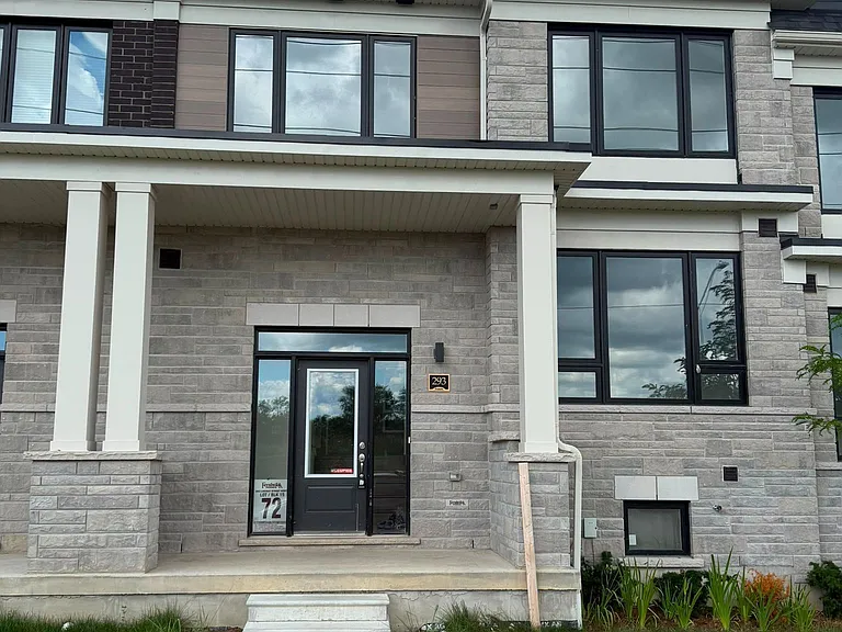 293 Lindsay St N — Photo 3