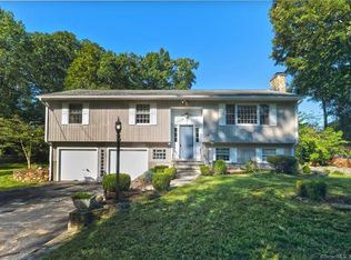 19 Woodfield Dr, Trumbull, CT 06611