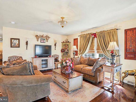 2nd image of 308 Meadow Ct