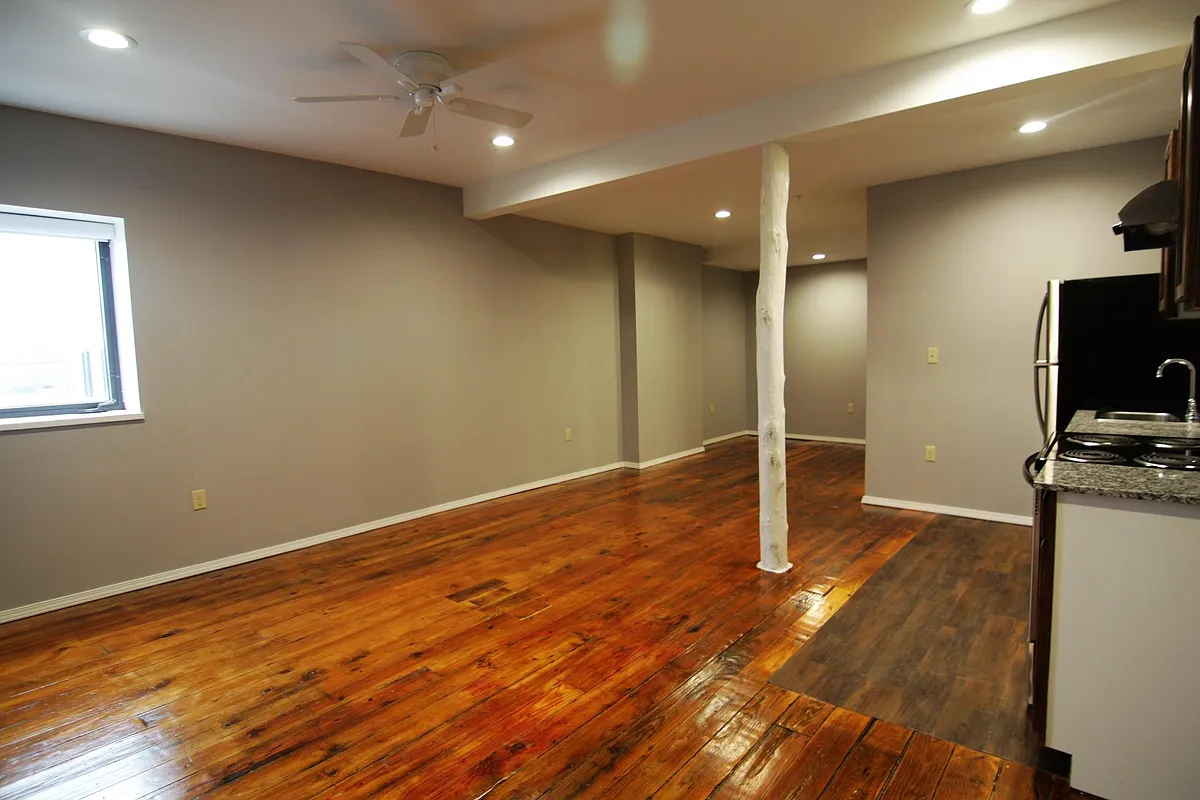 Building Photo - 1306 E 11th St #12