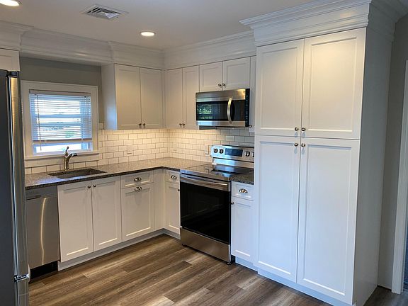 Under cabinet lighting; recess lighting; crown molding.