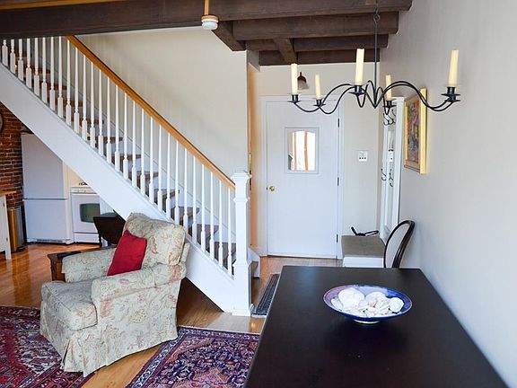 2nd image of 18 Market Sq APT 3