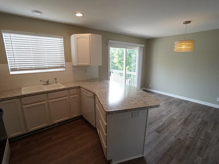 324 E 1100 N — Photo 10