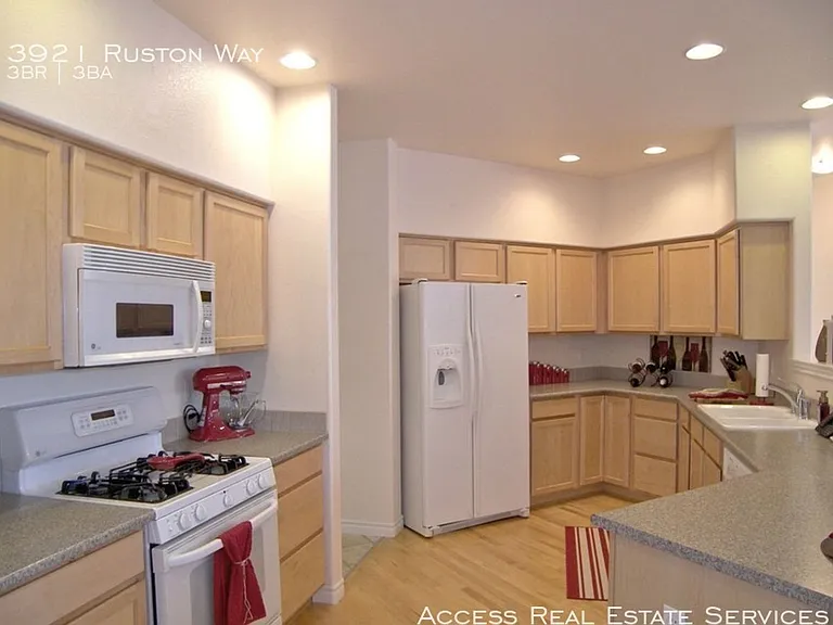 3921 Ruston Way — Photo 2