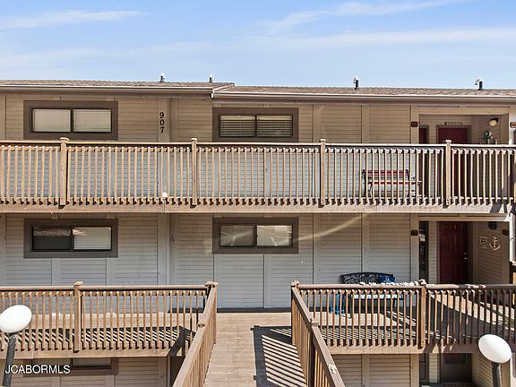 3rd image of 907 Crawford Dr #106