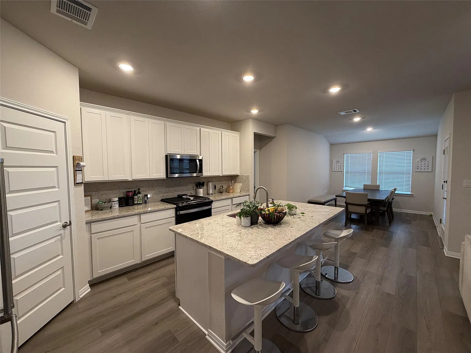 4 bed, 2.0 bath, 1720 sqft, $2,250 — Photo 2