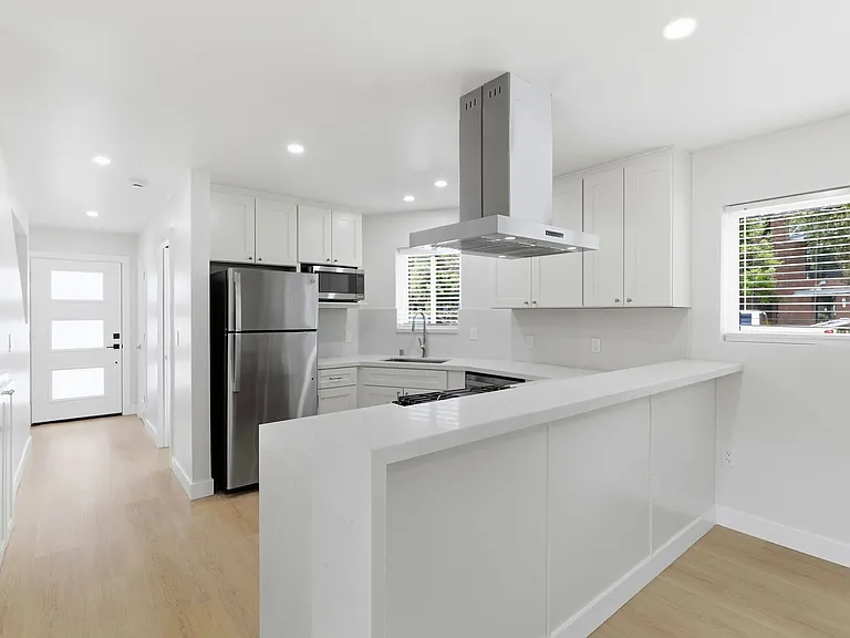 274 Everett Ave — Photo 2