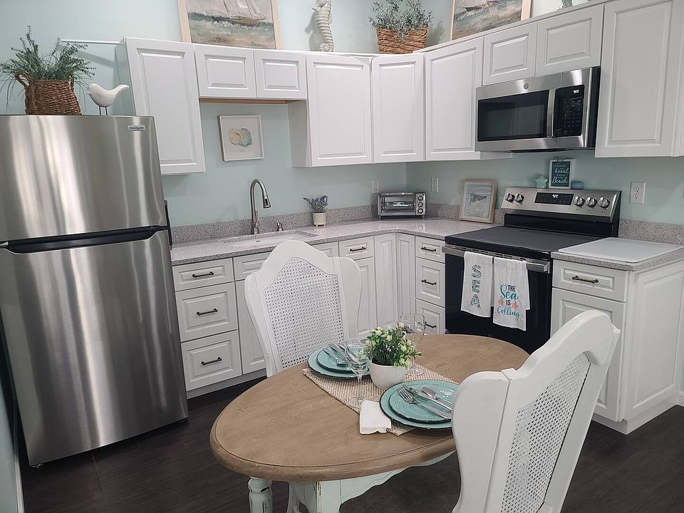 Fully Stocked Kitchen
Range/Oven/Refrigerator with IceMaker/Microwave