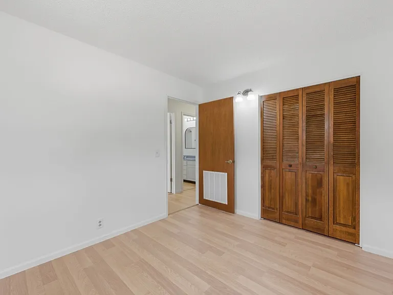 319 N Magnolia St — Photo 16