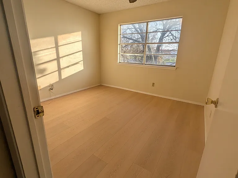 2902 Meadow Park Dr — Photo 9