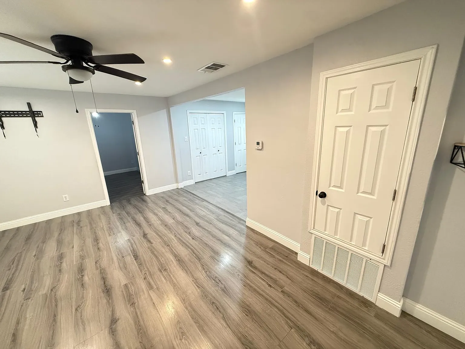 3 bed, 1.5 bath, 1131 sqft, $2,100 — Photo 3