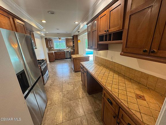 5th image of 22359 Lanark St