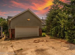 10500 Circle J Ct, Fenton, MI 48430