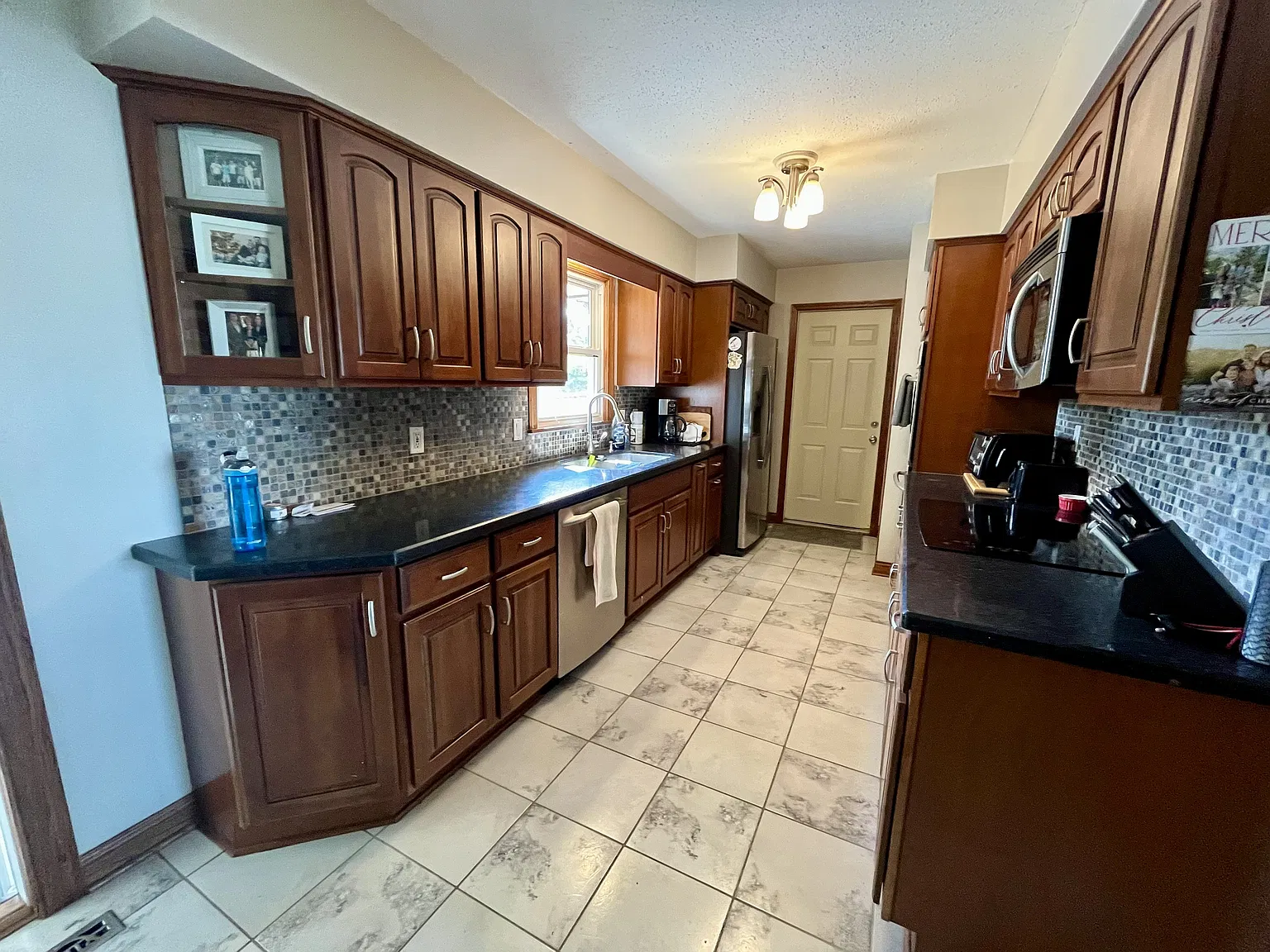 5 bed, 2048 sqft, $3,100 — Photo 4