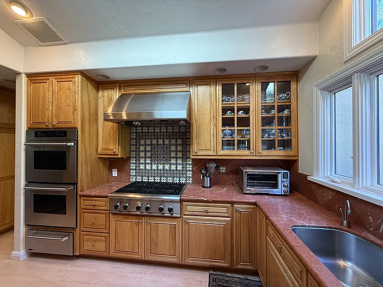 250 Manor Dr — Photo 8