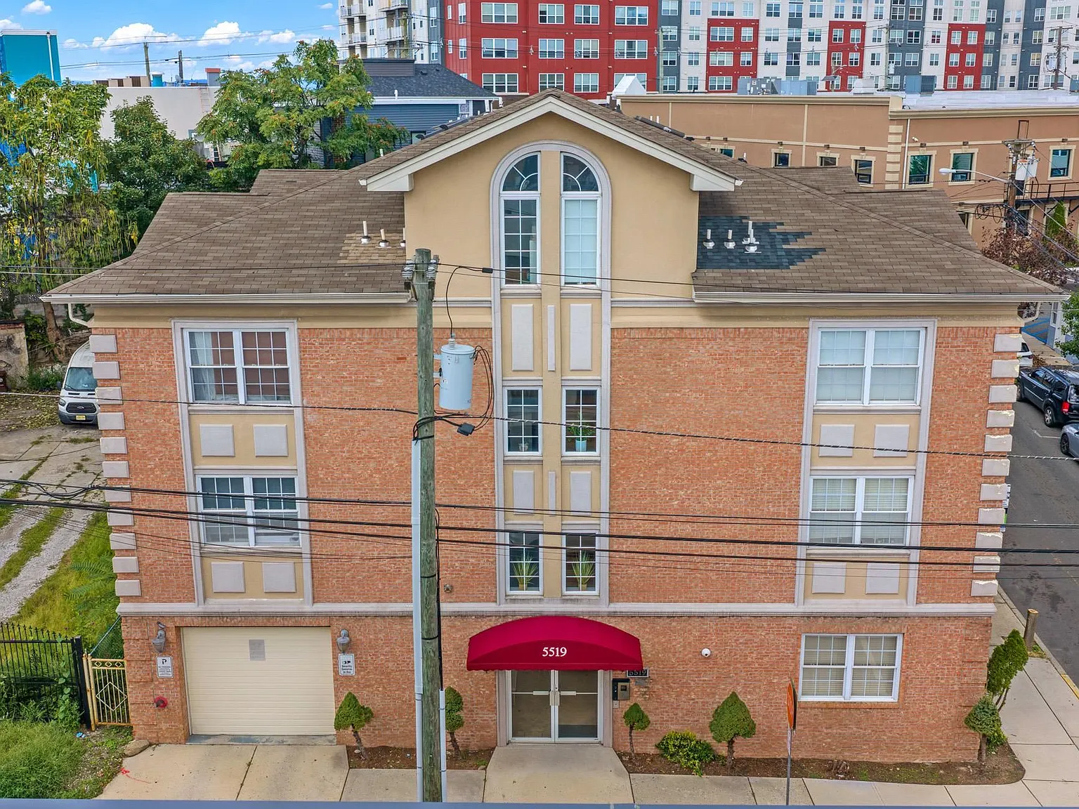 3 bed, 1.0 bath, 1929 sqft, $3,800 — Photo 2