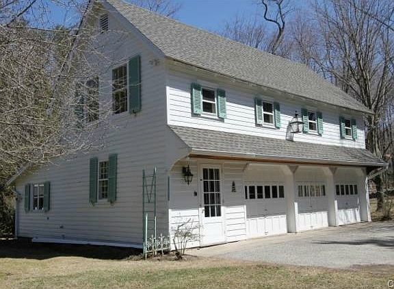 Cottage w/ bedroom, full bath and living room/kitchen area and 3