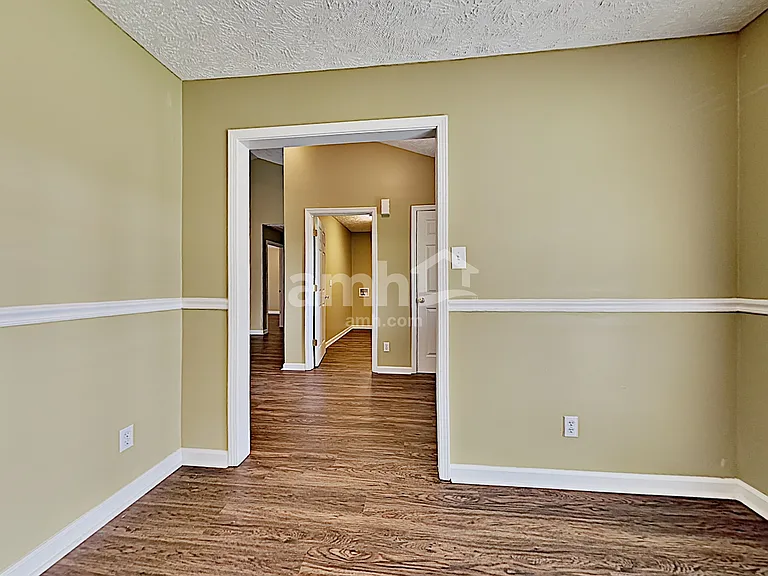 1423 Newbury Ln — Photo 6