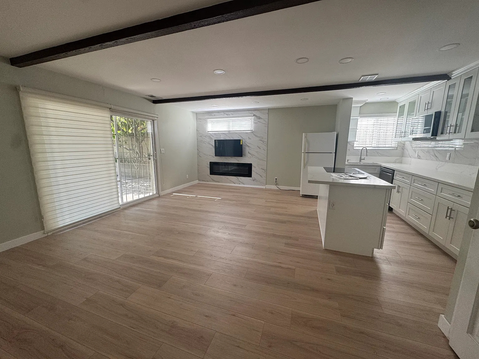 1145 Woodbury Dr — Photo 2