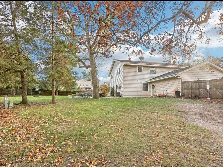 609 Grove St — Photo 3