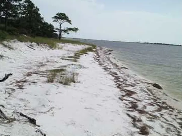 939 Bay Dr, Carrabelle, FL 32322