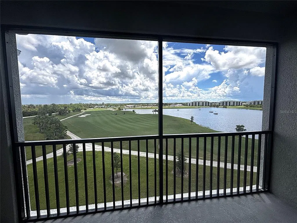2 bed, 2.0 bath, 1120 sqft, $1,995 — Photo 2