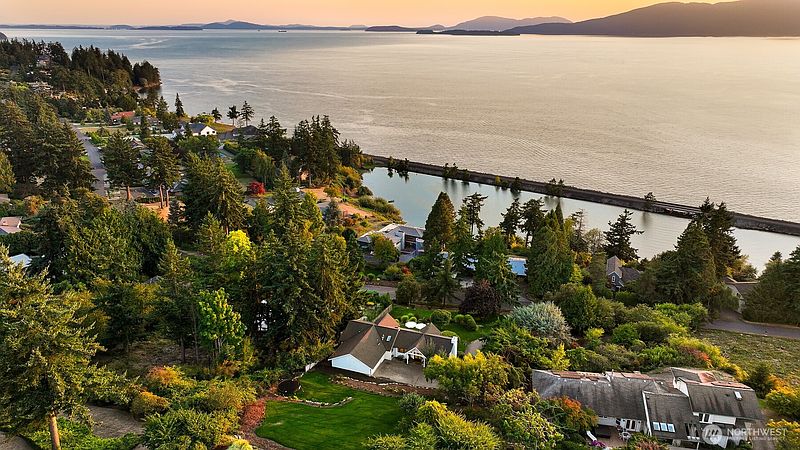 3rd image of 405 Bayside Road