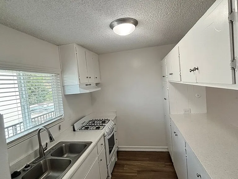 University Terrace Apartments — Photo 5