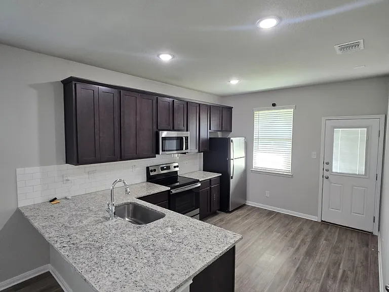 313 Caleb Ct — Photo 7
