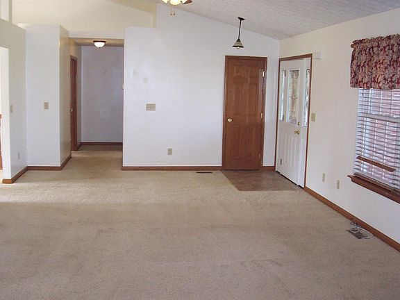 5th image of 689 Leslie Dr