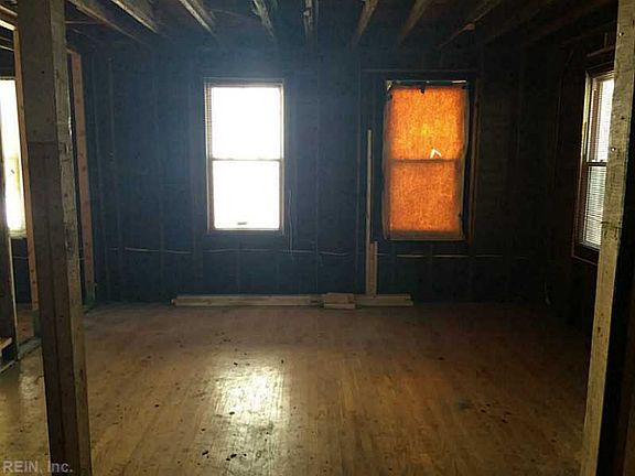 5th image of 2838 Victoria Ave