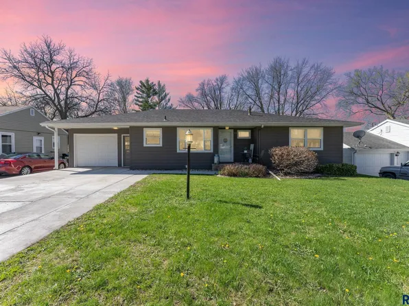 519 NE 6th St, Madison, SD 57042