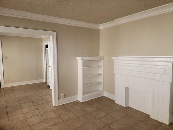 2nd image of 712 W 40th Pl