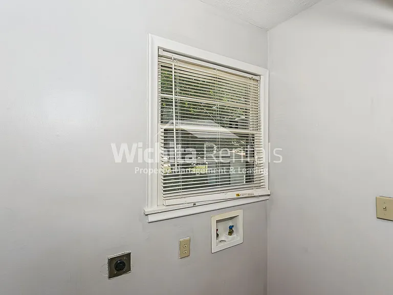 1400 N El Paso Dr — Photo 6