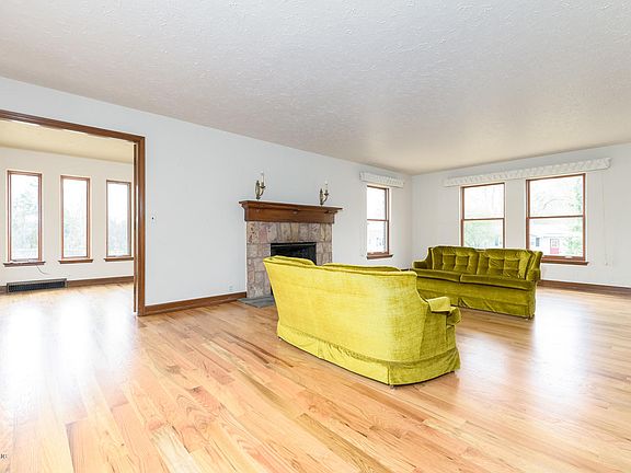 4th image of 384 Burgess Dr