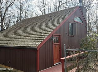 128 Horseshoe Ln, Lords Valley, PA 18428